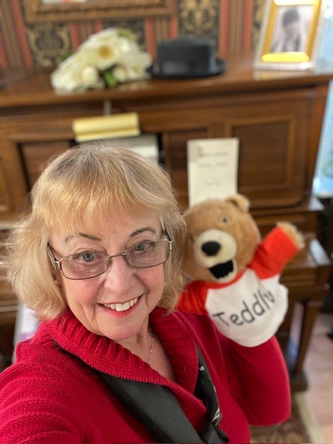 Sue Singer-Songwriter and Teddly Bear Puppet love Jazz and All Music!